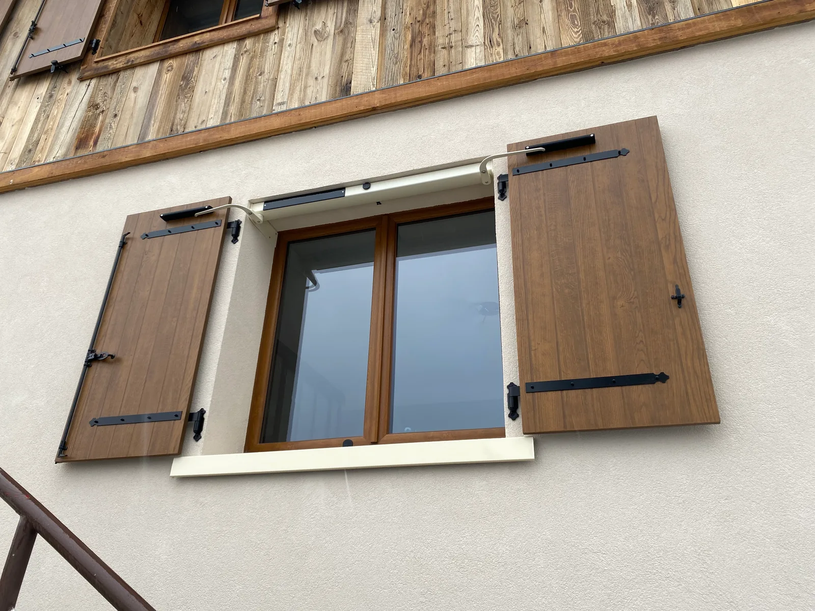 Volets battants marron aspect bois de la gamme Authentique