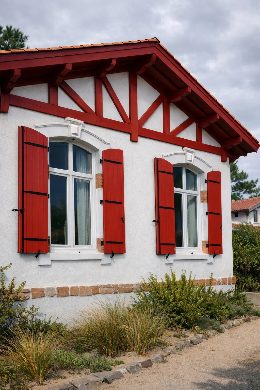 Volets rouges sur une maison à colombages
